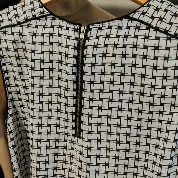 Black and white blouse - Picture 3 of 3